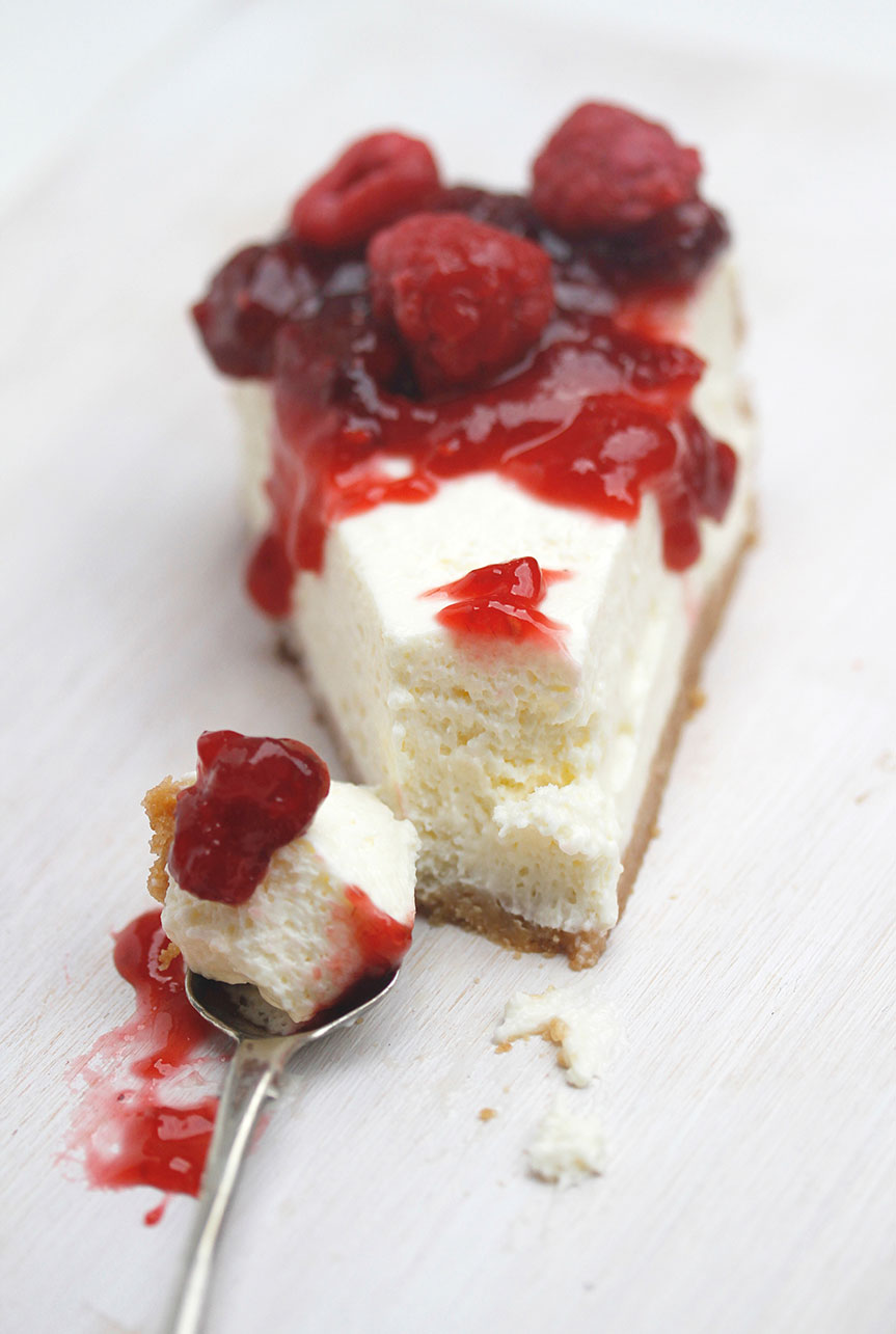 No bake cheesecake with raspberries and cranberry coulis