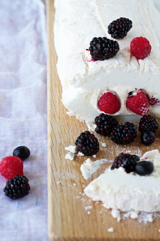 Pavlova roulade with berries